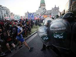Bentrokan dalam Aksi Protes di Argentina